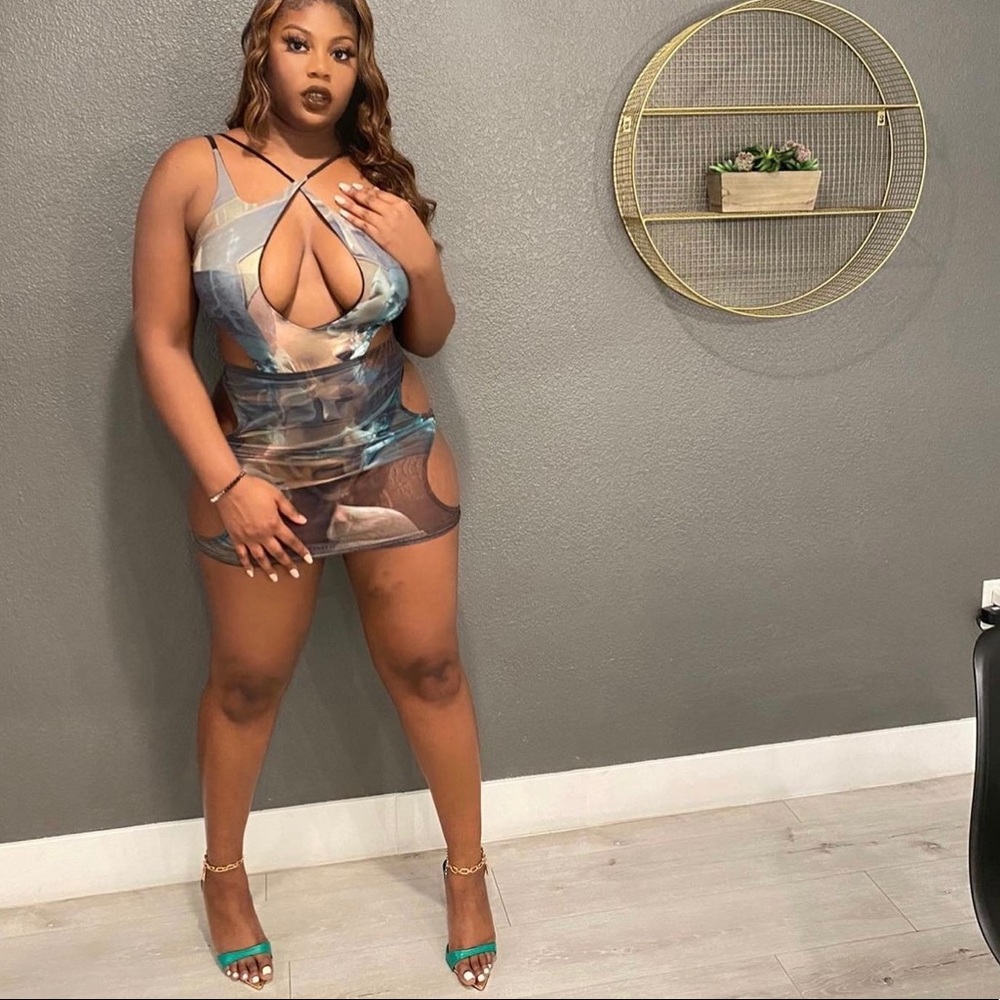 It’s a two piece set . A body suit and skirt SZ:L